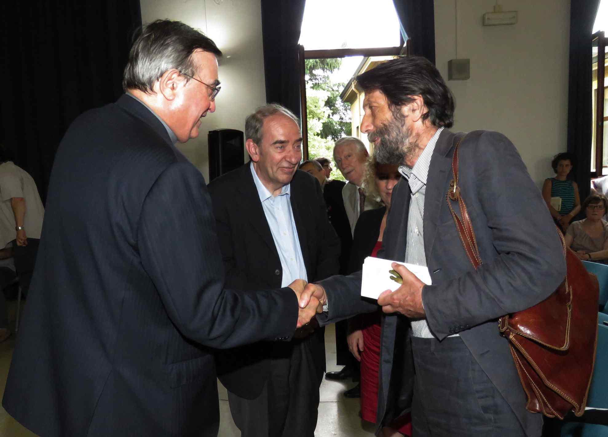 Massimo Cacciari saluta il vescovo Franco Agostinelli (foto Batavia)