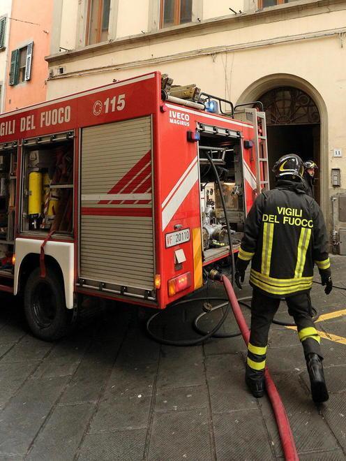 Soccorsa bimba chiusa in auto 