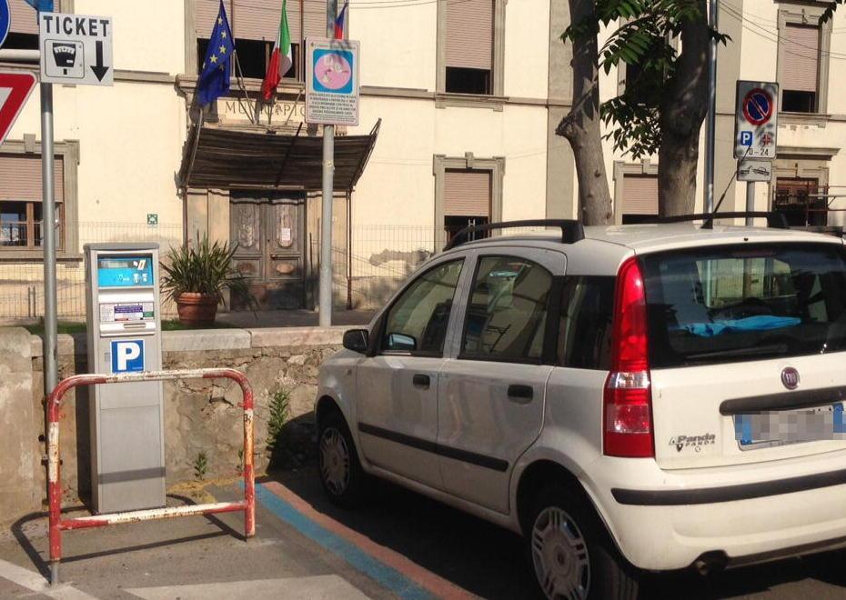 Stalli rosa, il Comune sbaglia ma fa le multe 