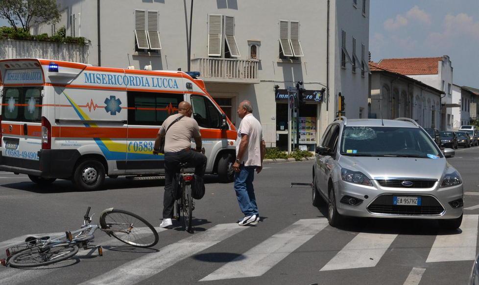 Ferito in bicicletta contro un’auto