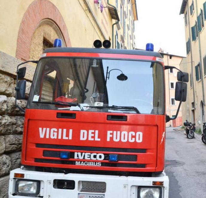Pioggia di calcinacci in un condominio della Venezia