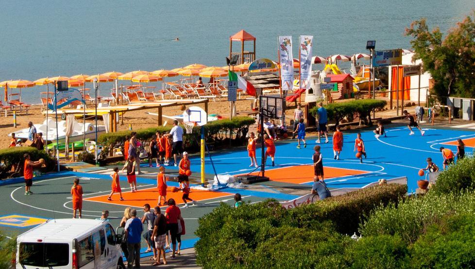 I bambini e una palla da basket così rinasce l’Isola del Giglio 