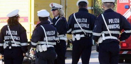 Municipale sciopera e spuntano volontari «Non sono abilitati» 