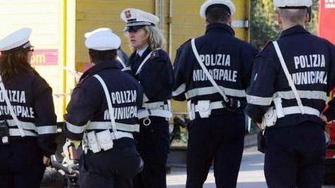 Municipale sciopera e spuntano volontari «Non sono abilitati»