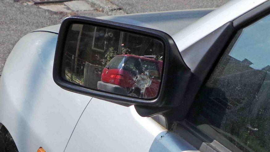 Raid dei vandali in via Ippolito Nievo