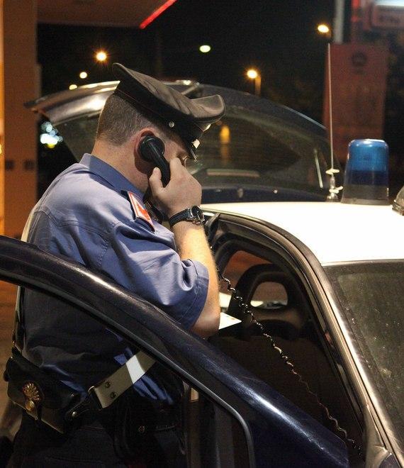 Picchiato e minacciato con la pistola 