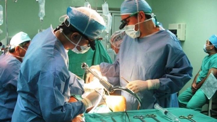 Sassari, sala operatoria piena di mosche: il chirurgo si rifiuta di fare l'intervento
