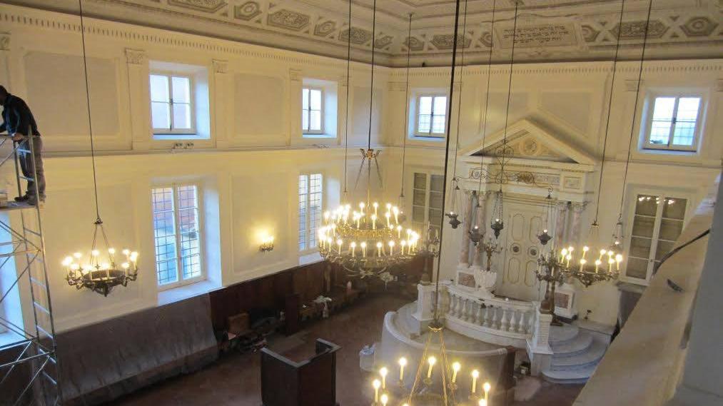 L'interno della sinagoga in via Palestro