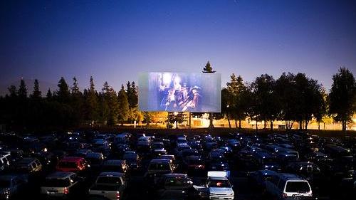 Un drive in per vedere film Pietroconti imita l’America