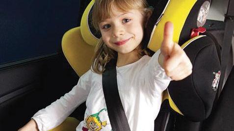 Occhio alla multa. Auto, camion, bici: ecco come devono viaggiare i bambini