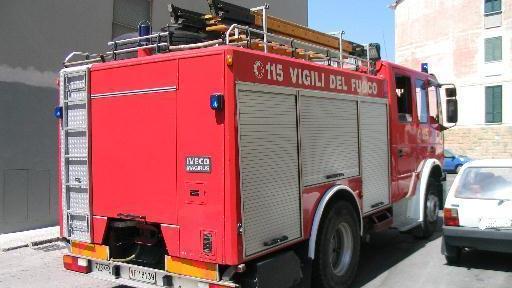 Sestu, paura nel negozio cinese: a fuoco i container della mensa