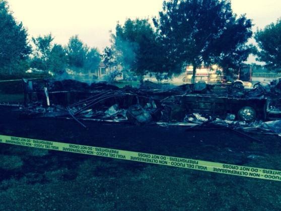 Quel che resta del camper distrutto dalle fiamme