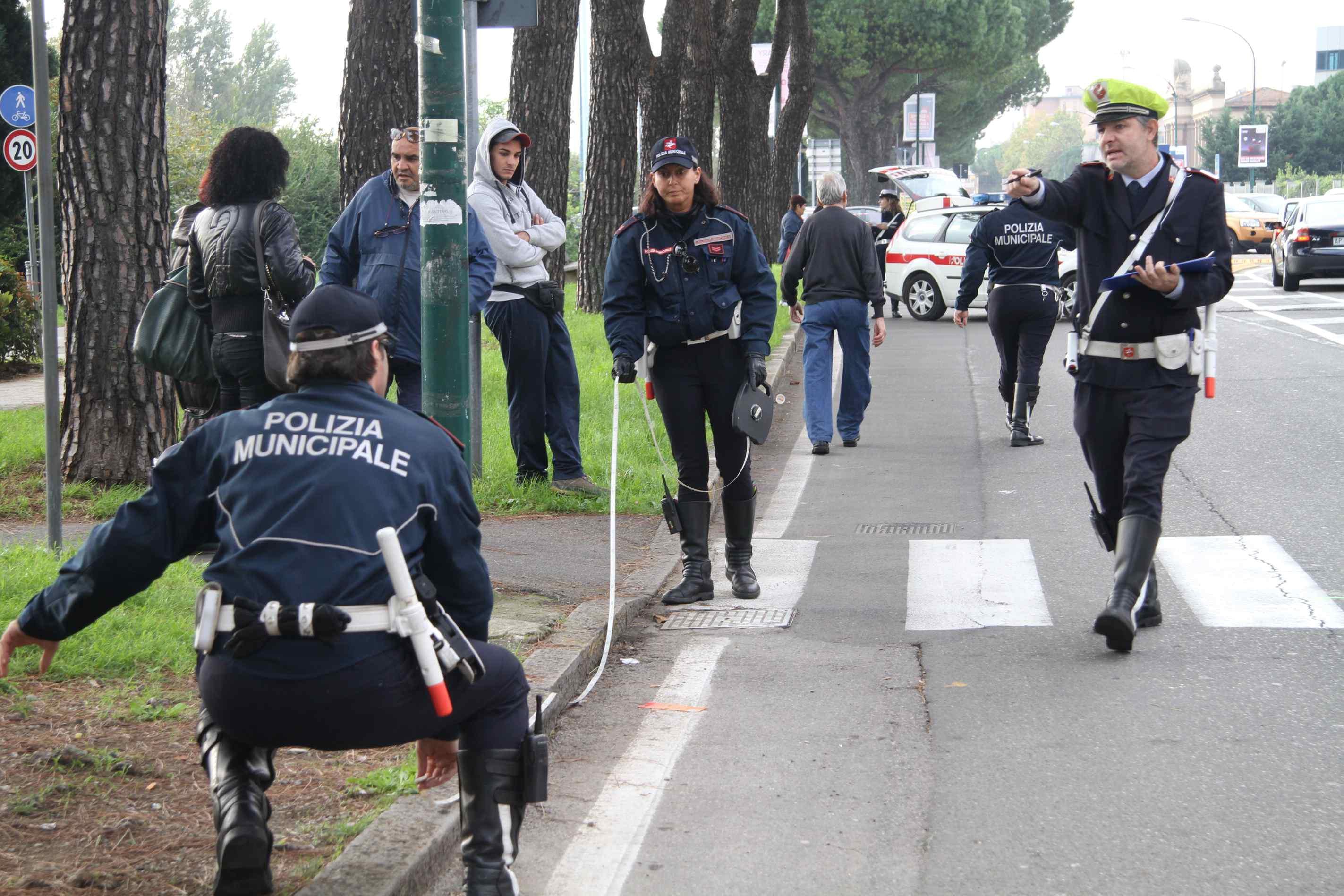 I rilievi della Polizia municipale su un incidente in viale Galilei