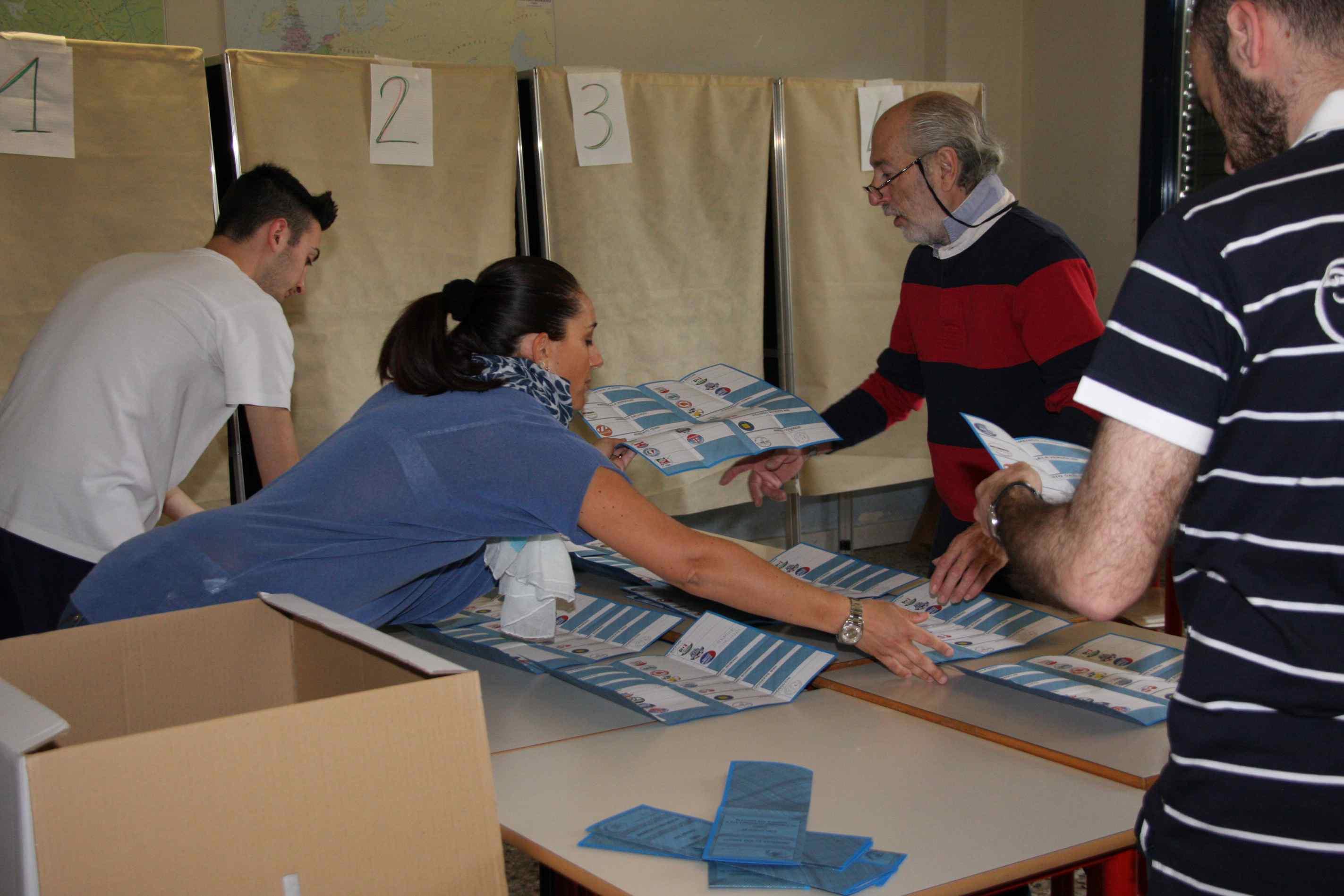 Scrutatori all'opera in un seggio elettorale