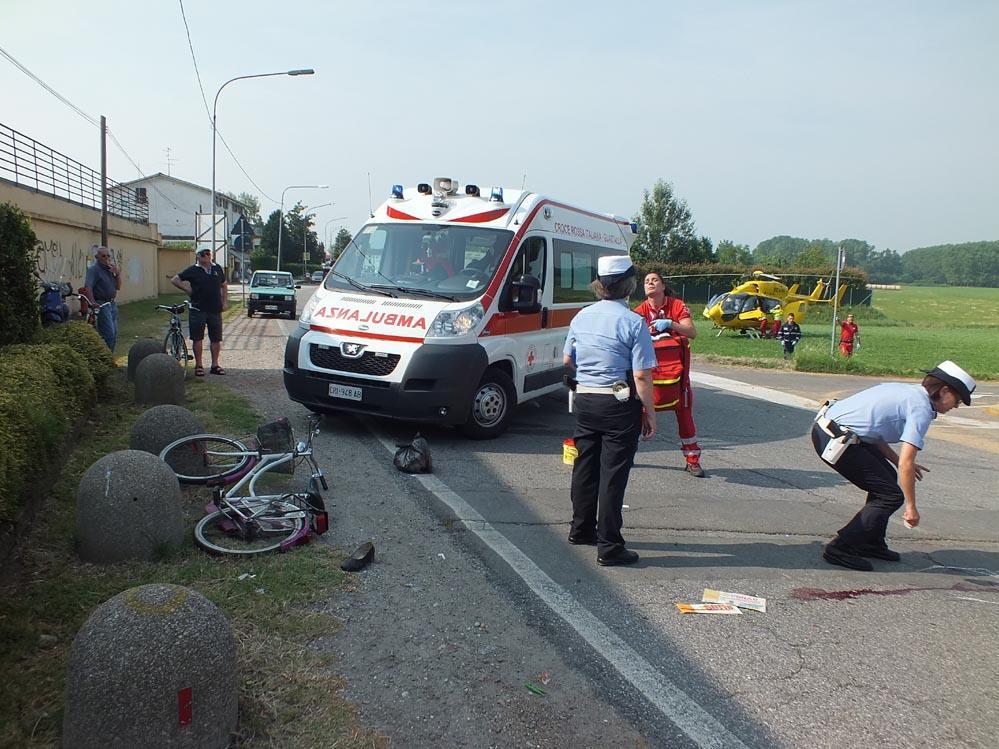Luzzara, auto contro bici: grave una ciclista di 87 anni