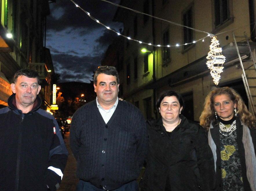 Claudio Chimenti (secondo da sinistra) alla inaugurazione di una luminaria natalizia (Foto Nucci)