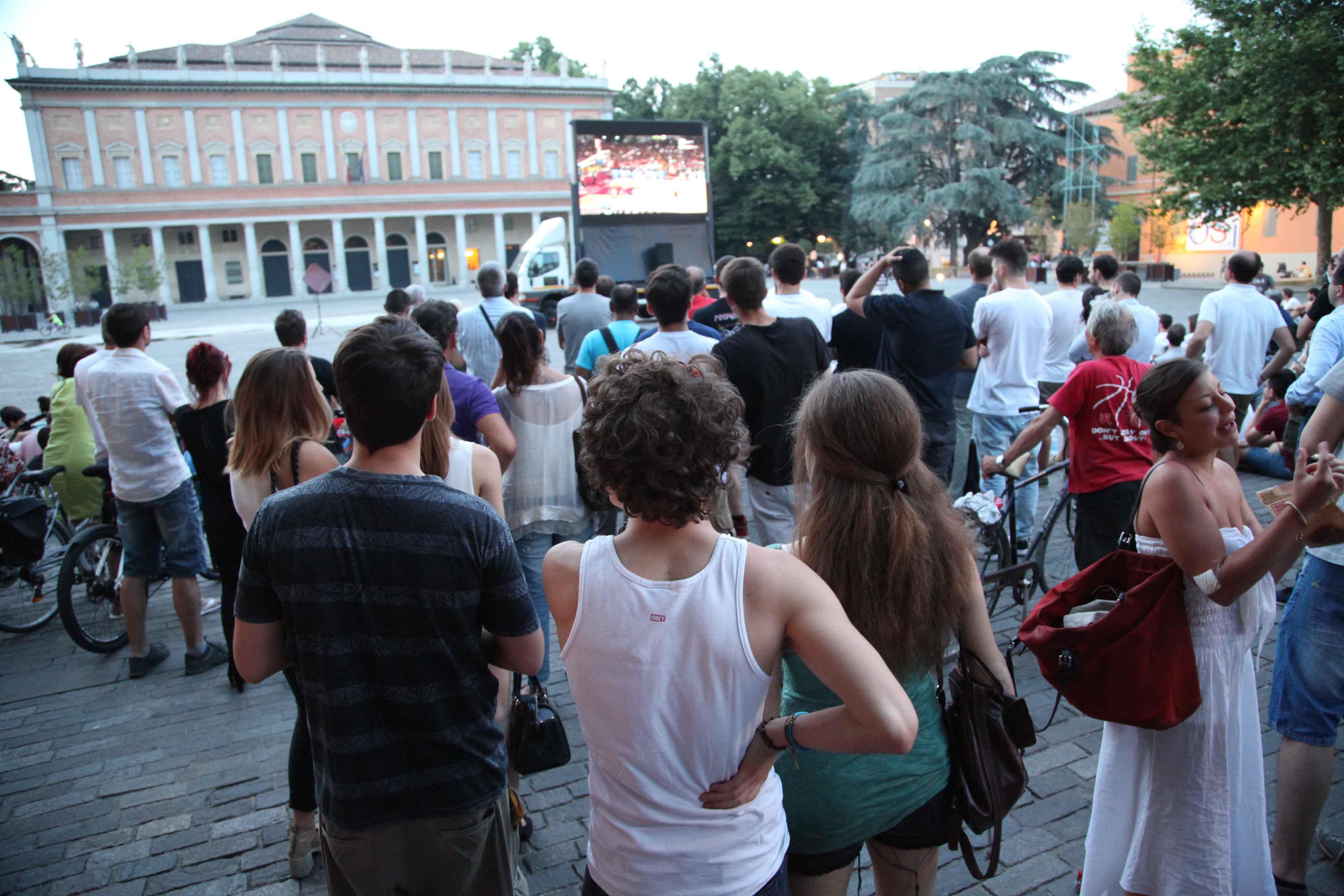 Maxi-schermo in piazza Martiri del 7 luglio