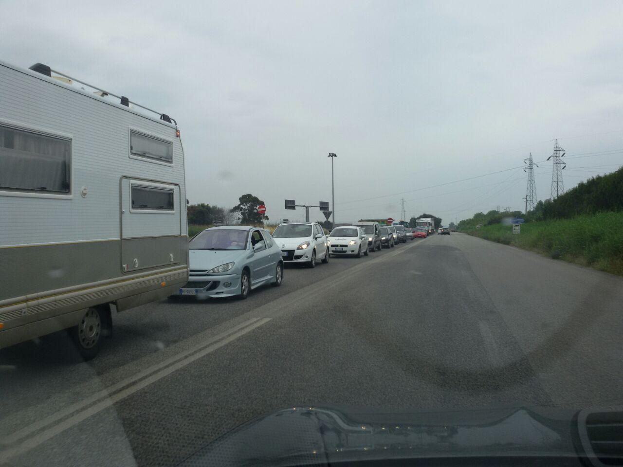 La coda delle auto (foto PaBar)