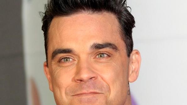 “Tienanmente” parte con un tributo a Robbie Williams