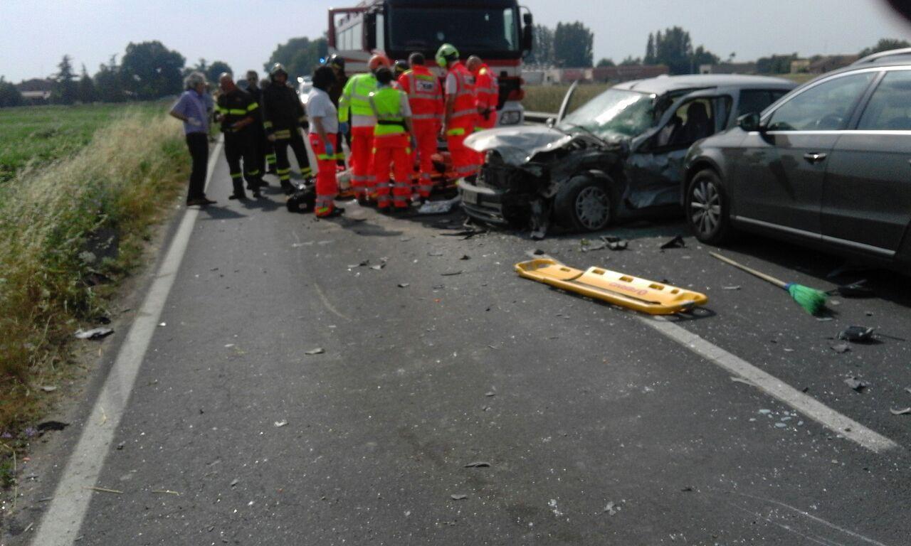 Schianto sulla via Pomposa, muore un uomo di 55 anni 