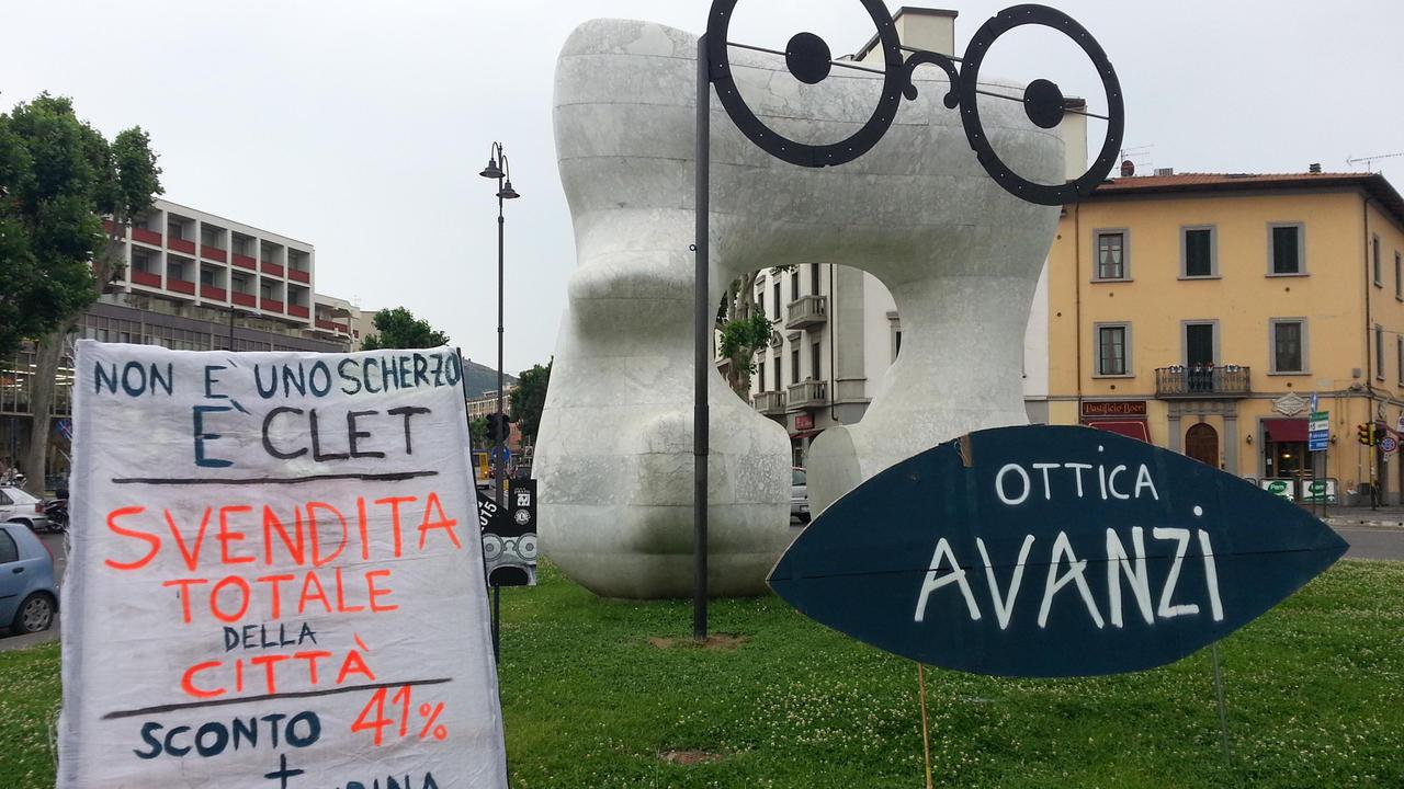 Il cartello che prende in giro gli "occhiali" di Clet