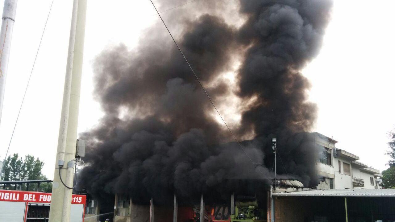 L'incendio alla ditta Grassi di Spicchio (Foto Agenzia Carlo Sestini)
