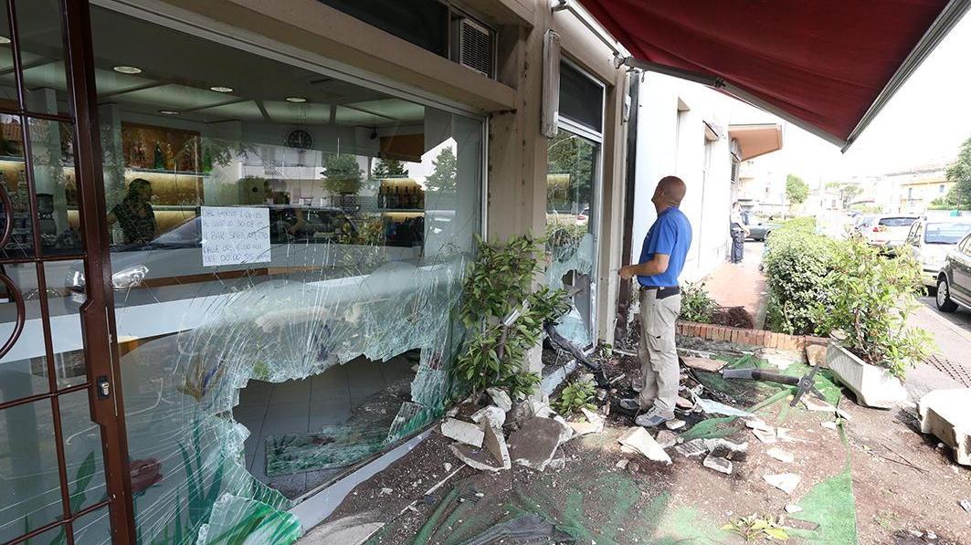 Le vetrate del locale sfondate dall’auto (Foto Agenzia Carlo Sestini)