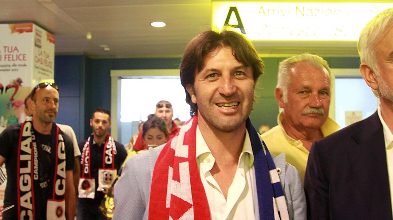 Massimo Rastelli festeggiato dai tifosi al suo arrivo all'aeroporto di Cagliari