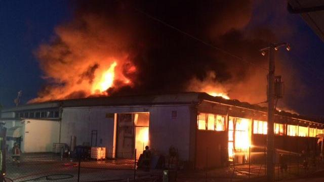 Incendio distrugge azienda tra le case