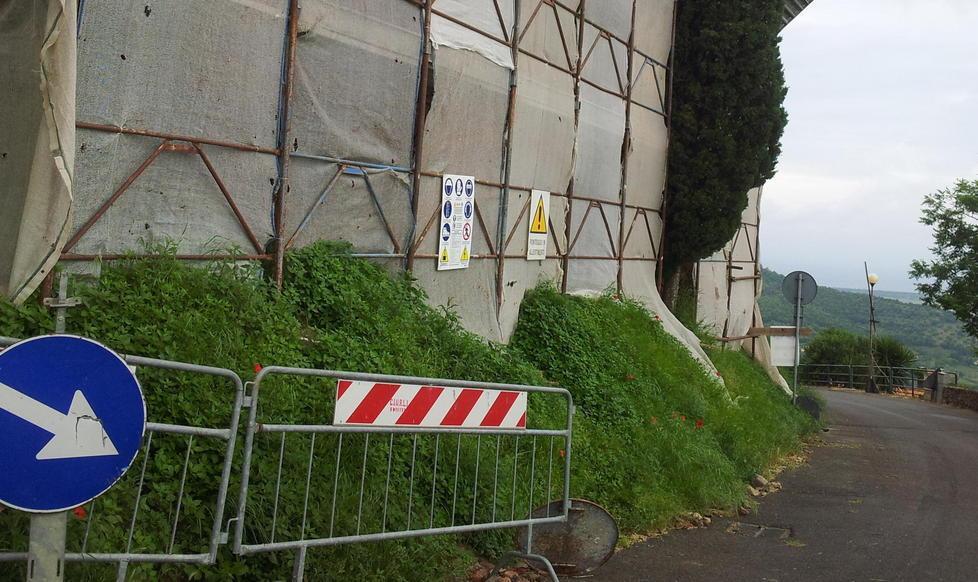 Auto addosso ai ponteggi Stop al cantiere della chiesa