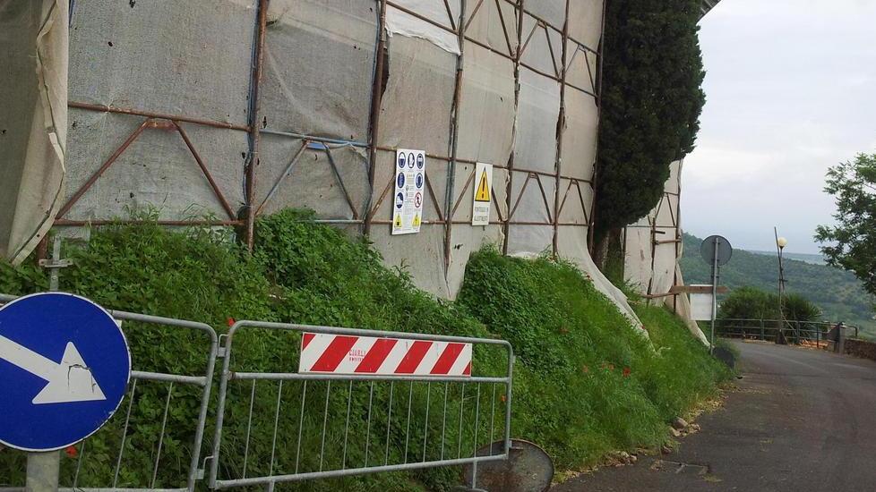 Auto addosso ai ponteggi Stop al cantiere della chiesa