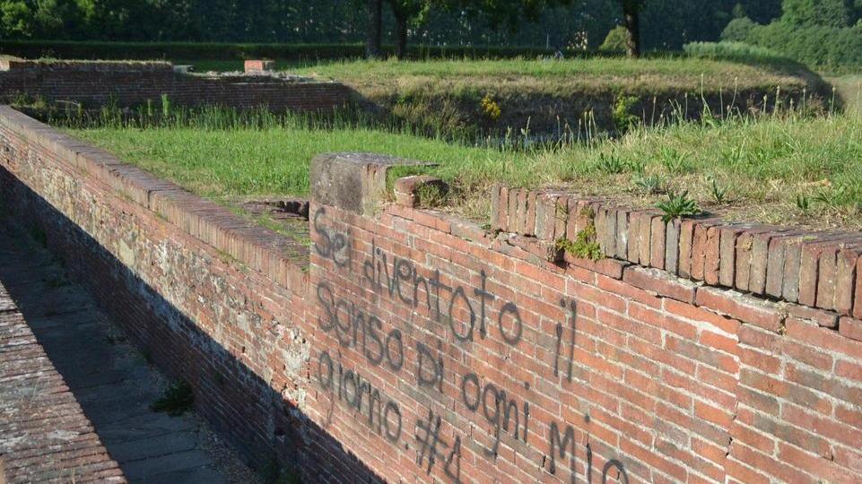 Imbrattano le Mura, subito denunciati
