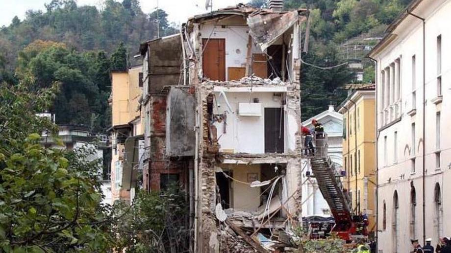 Contenzioso dopo il crollo della palazzina sul Carrione