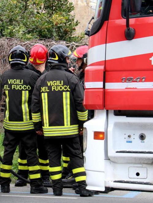 Auto in fiamme sul Lungomare 