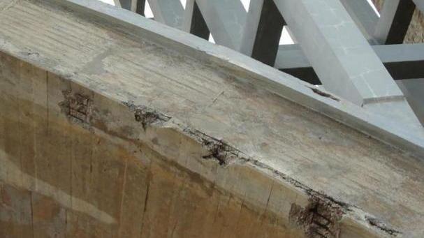 Calignaia, ecco la spiaggia chiusa dopo la caduta di pezzi dal ponte