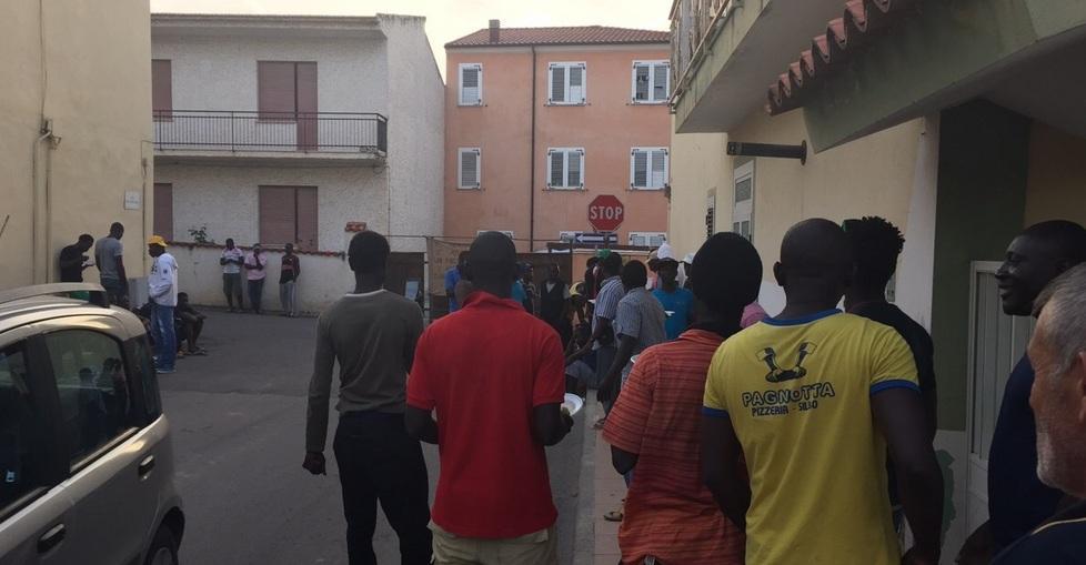 I migranti di Valledoria rifiutano il cibo 