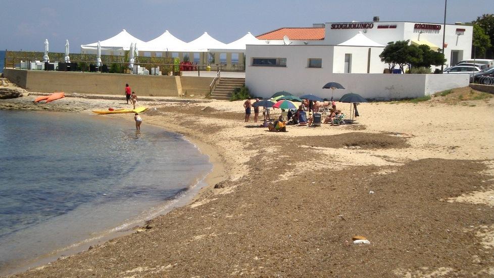 Spiagge sempre più sporche e senza servizio di salvamento