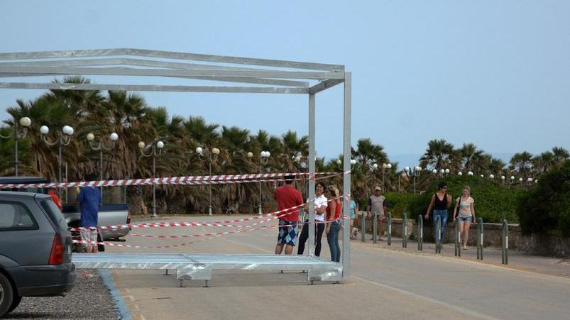 Il chiosco sul lungomare è in mezzo alla strada