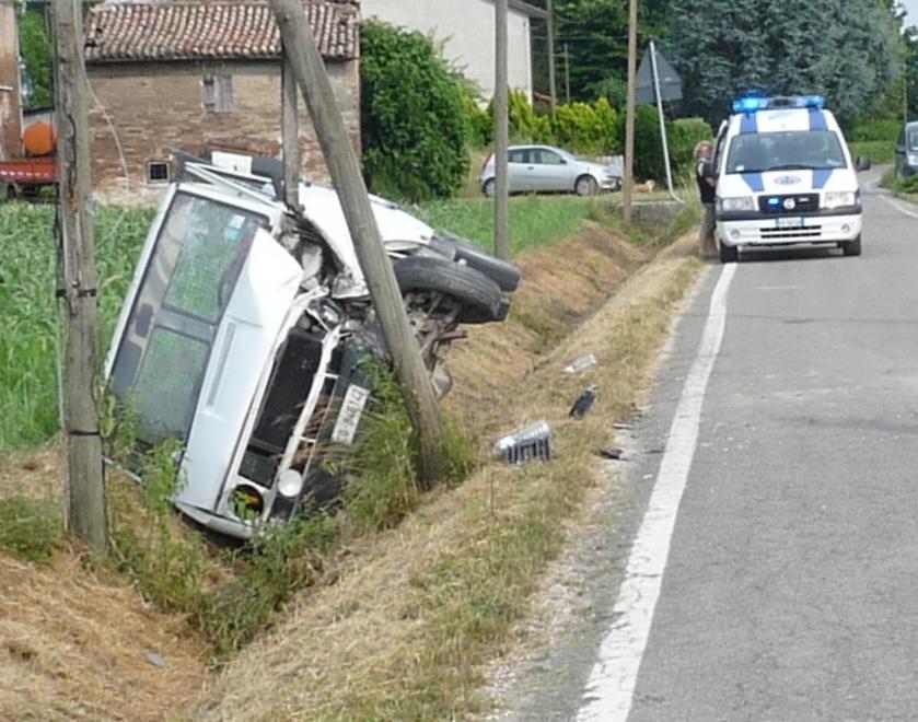Scontro tra furgone e trattore agricolo Due uomini feriti