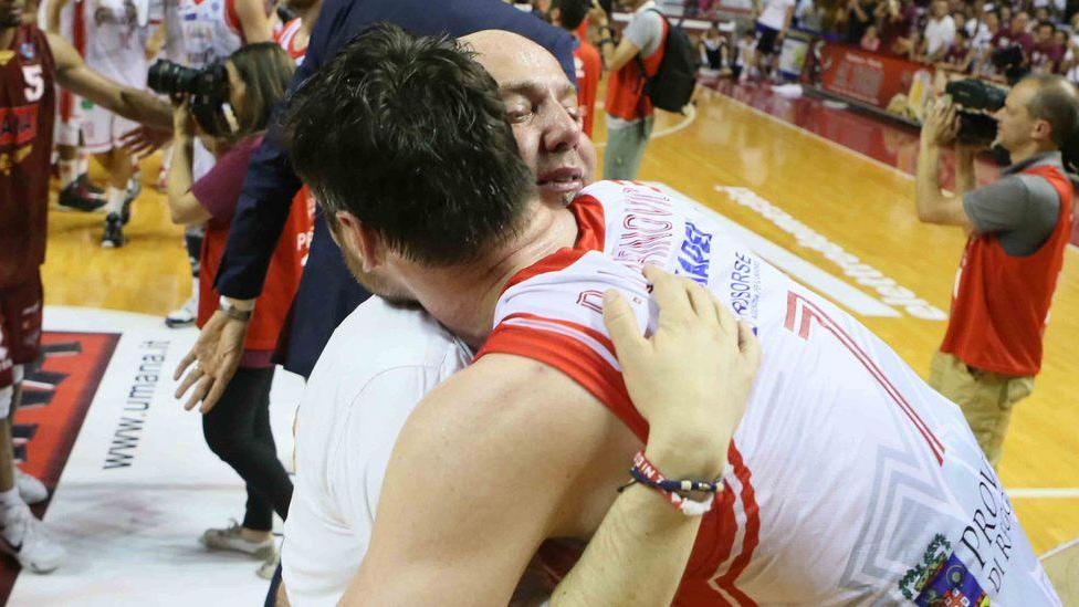 L’abbraccio di Menetti a Big Darjus