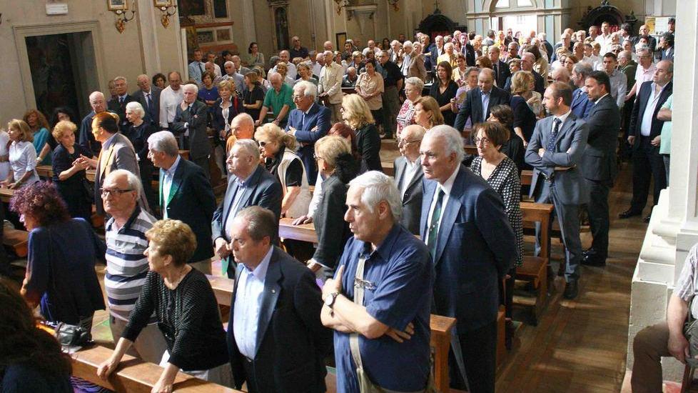 Addio tra lacrime e sorrisi per l’avvocato Guzzinati
