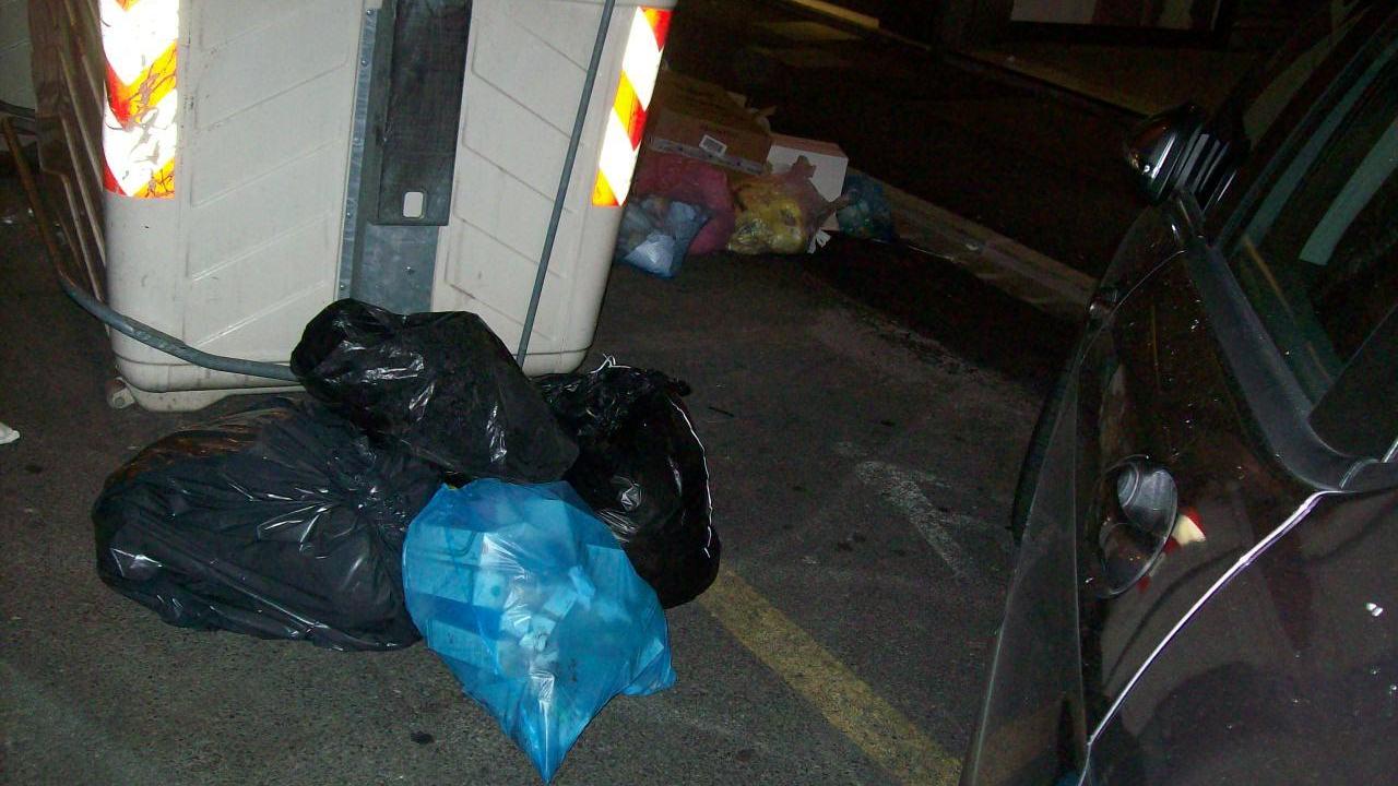 Rifiuti ammassati fuori dai cassonetti