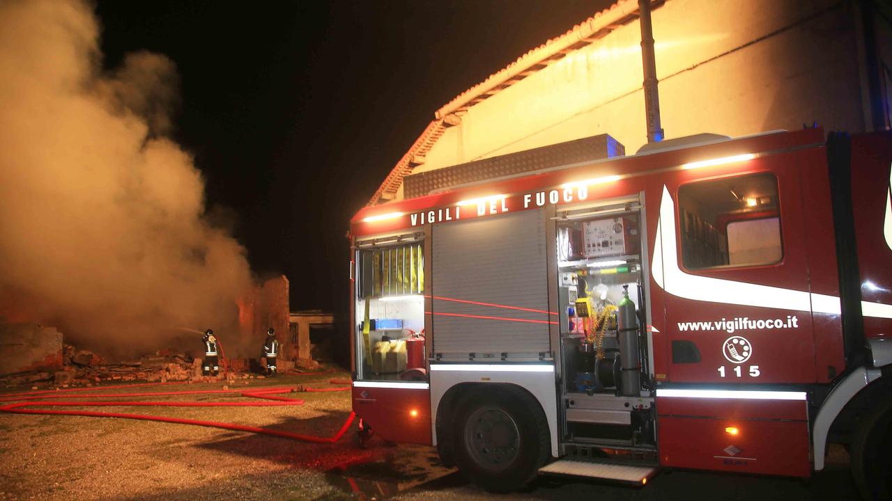 Incendiati due escavatori a Montecchio