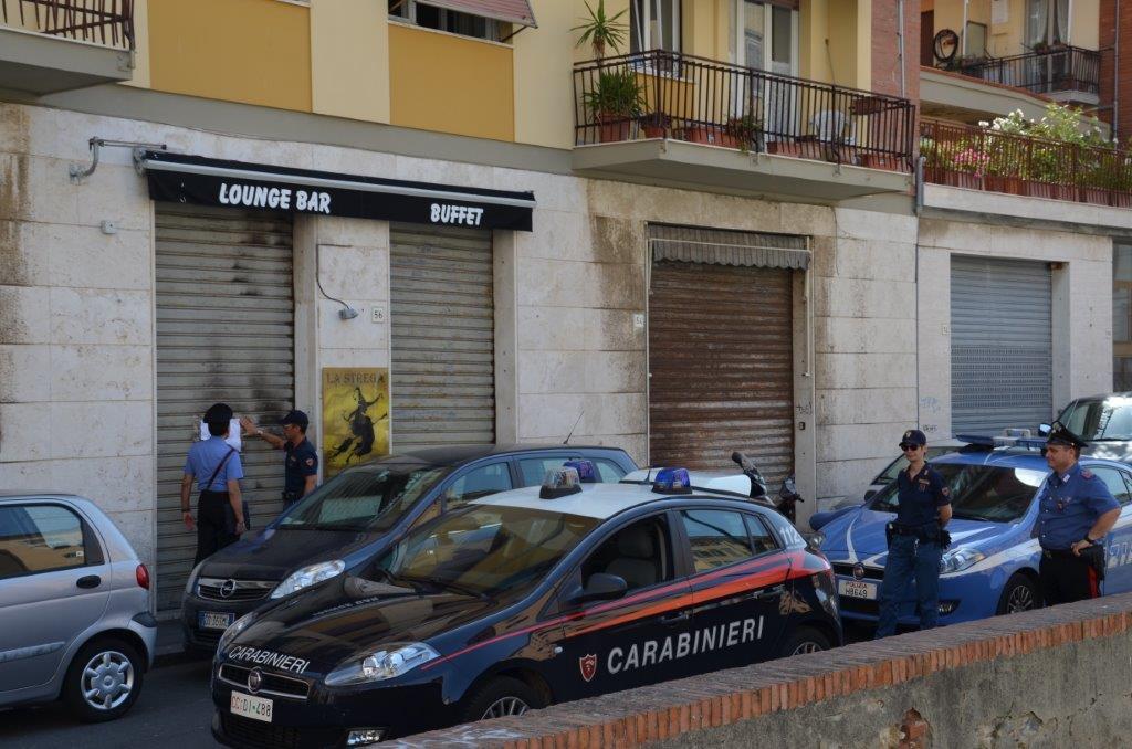 I carabinieri  appongono il cartello di chiusura al bar