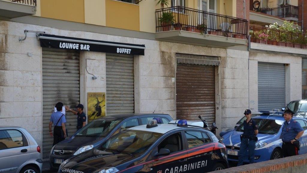 I carabinieri appongono il cartello di chiusura al bar