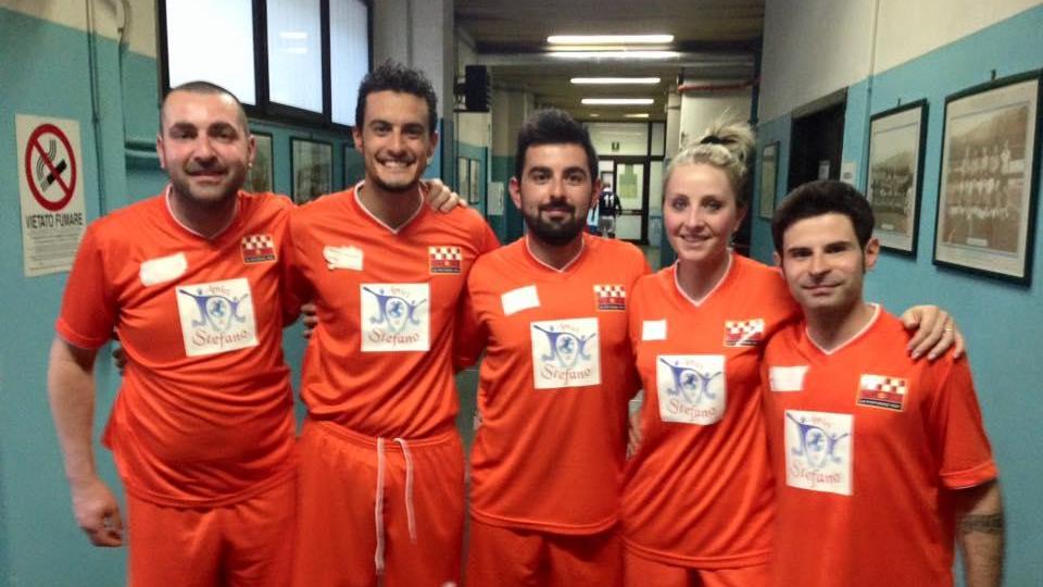 Un gruppo di arancioni che hanno partecipato al quadrangolare benefico