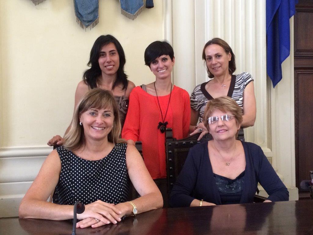La consigliera comunale Silvia Motroni (a sinistra) con le nuove componenti del consiglio del Canile Hermada