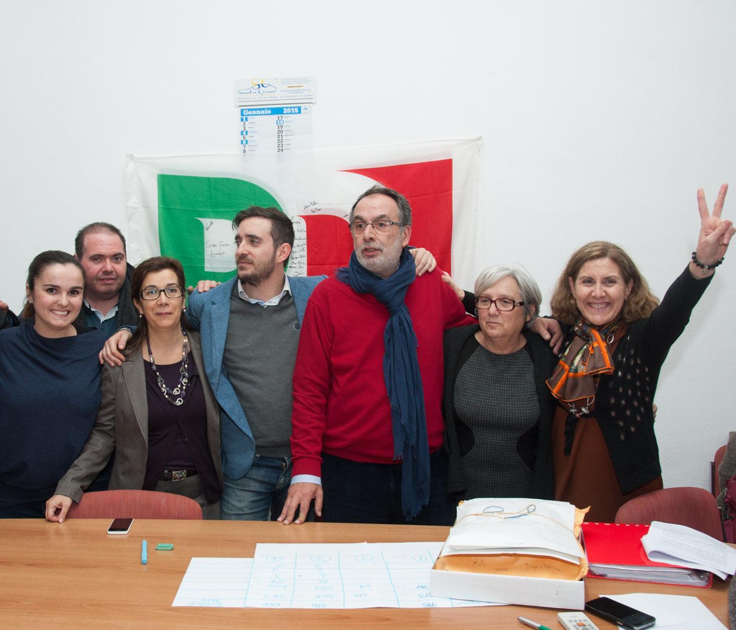 Stefano Delunas (al centro con la sciarpa) festeggiato dopo la vittoria nelle primarie