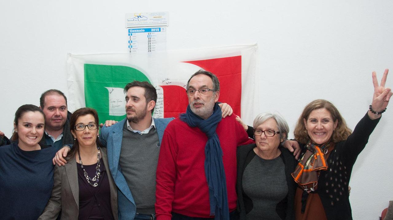 Stefano Delunas (al centro con la sciarpa) festeggiato dopo la vittoria nelle primarie