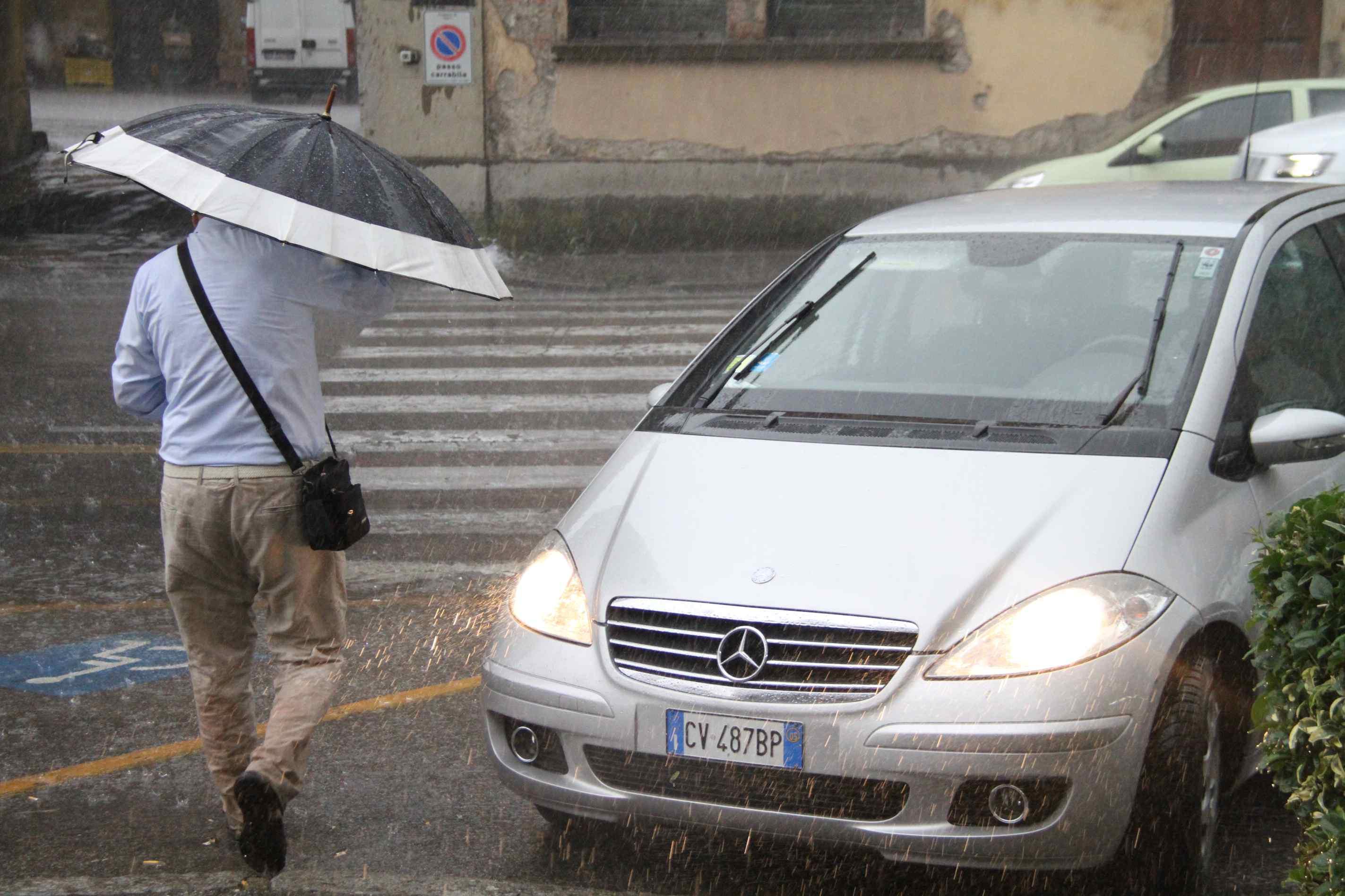 L'improvviso acquazzone che ha colpito Prato nei giorni scorsi (foto Batavia)